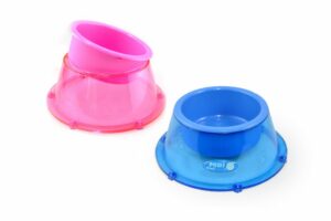 白色表面上的兩個塑膠碗。