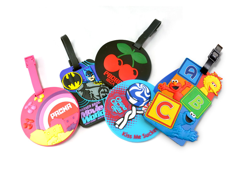 四個行李牌，上面寫著不同的字元。