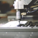 一台機器正在加工一塊金屬。