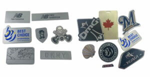 各種金屬徽章顯示在白色背景上。