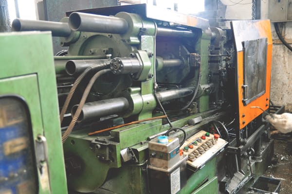 一名工人正在工廠的機器上工作。