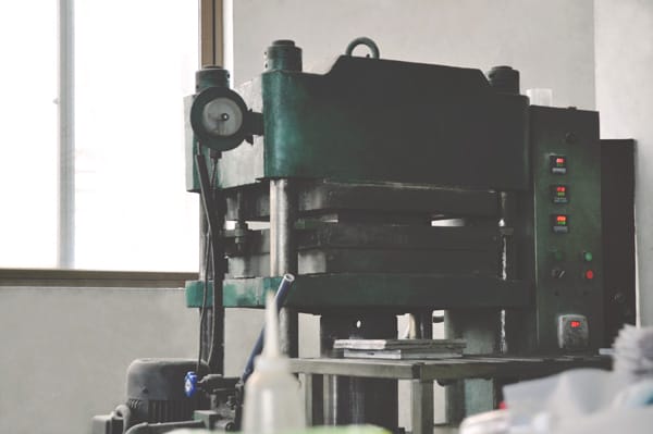 房間的桌子上放著一台機器。