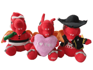 三隻紅色毛絨龍，戴著帽子和心臟。