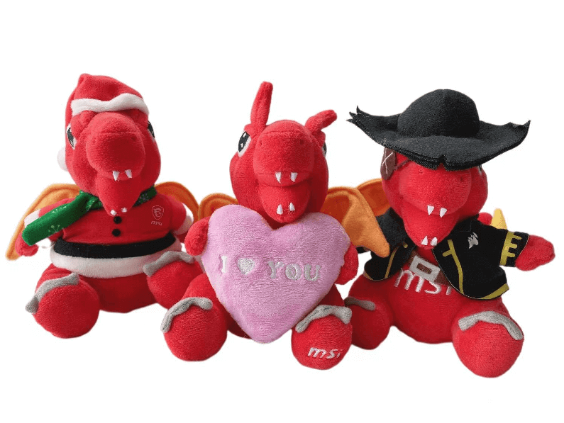 三隻紅色毛絨龍，戴著帽子和心臟。