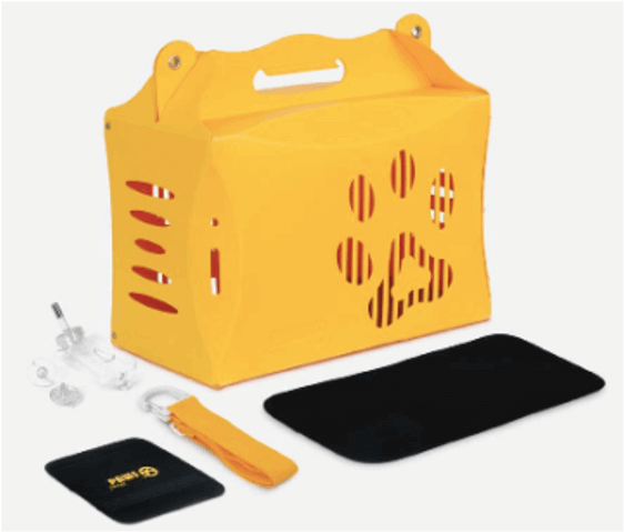 一個黃色的板條箱，上面有爪子印。