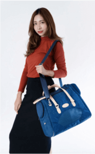 一個女人拿著一個藍色的手提包。