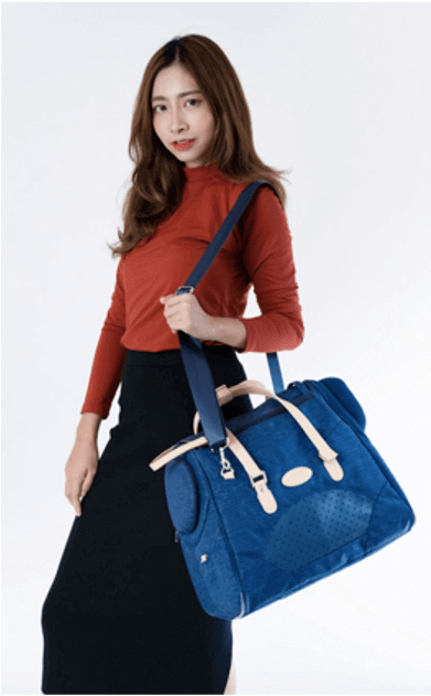 一個女人拿著一個藍色的手提包。