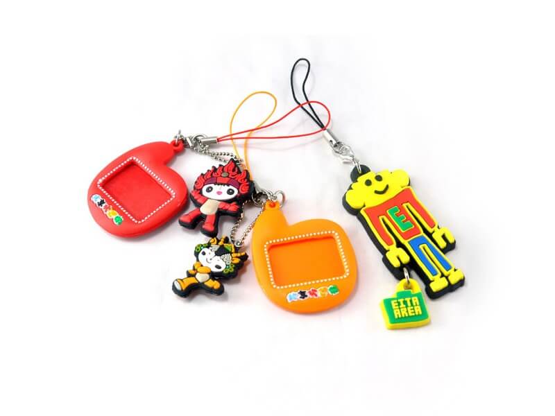 一組塑膠鑰匙扣，上面有不同的字元。