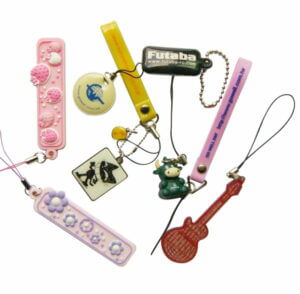 一組不同形狀的鑰匙圈排列在白色背景上。