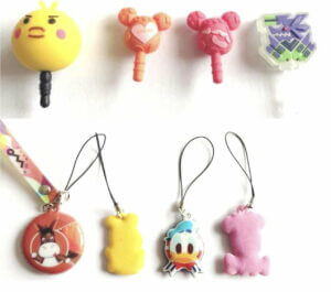 各種耳機飾物，上面有不同的人物。