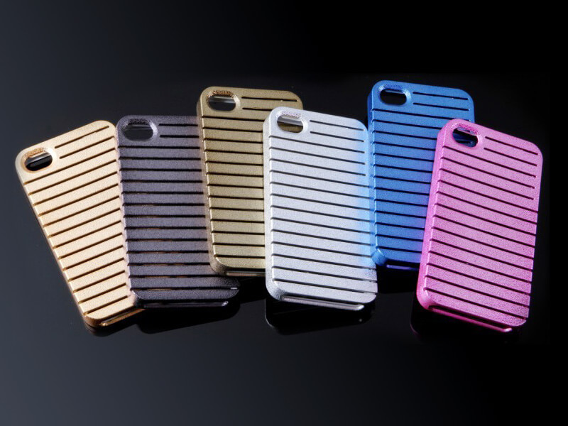 黑色表面上的一組不同顏色的 iPhone 手機殼。