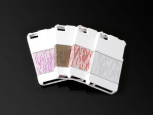 黑色表面上有四種不同顏色的 iPhone 手機殼。