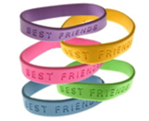 一堆橡膠手鐲，上面寫著「最好的朋友」。
