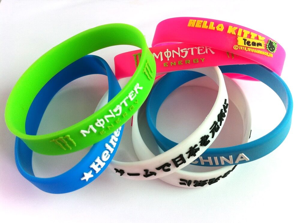 一組不同設計的彩色橡膠腕帶。