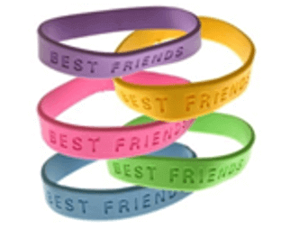 一堆橡膠手鐲，上面寫著「最好的朋友」。