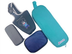 一個藍色的袋子裡有一個藍色的泰迪熊,另一個藍色的袋子裡有一個藍色的泰迪熊。