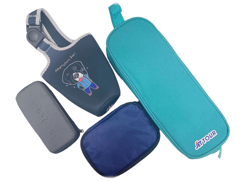 一個藍色的袋子裡有一個藍色的泰迪熊，另一個藍色的袋子裡有一個藍色的泰迪熊。