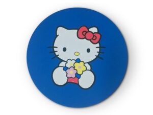Hello Kitty 搭配藍色背景上的花朵。