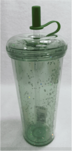 一個綠色塑膠杯，上面有蓋子。