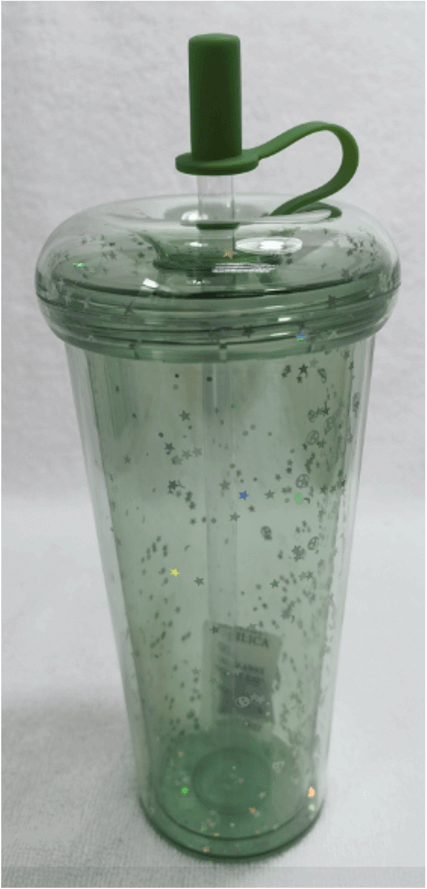 一個綠色塑膠杯，上面有蓋子。