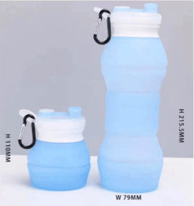 帶有登山扣的藍色和白色水瓶。