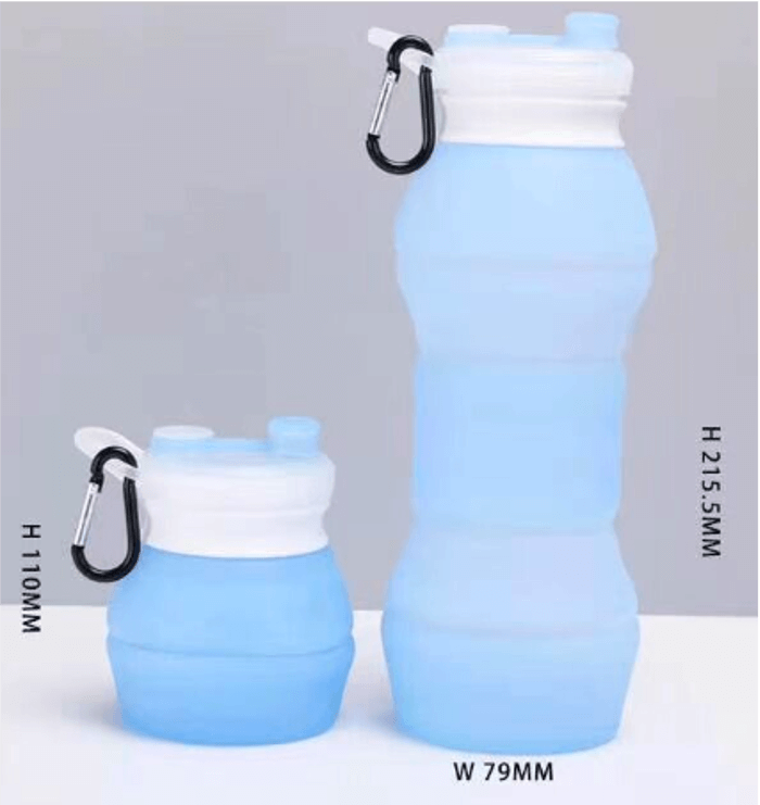 帶有登山扣的藍色和白色水瓶。