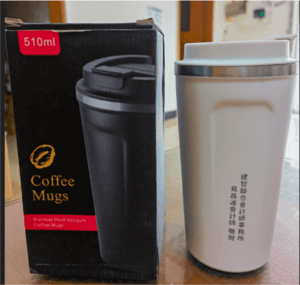 一個咖啡杯，旁邊有一個盒子。