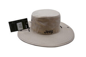 帽子上有吉普車字樣。