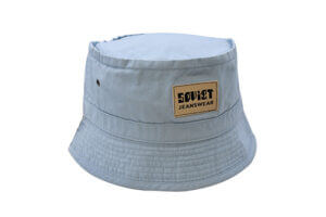 一頂藍色漁夫帽，上面有皮革補丁。