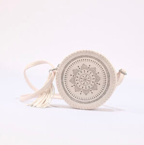 白色斜背包，飾有流蘇。