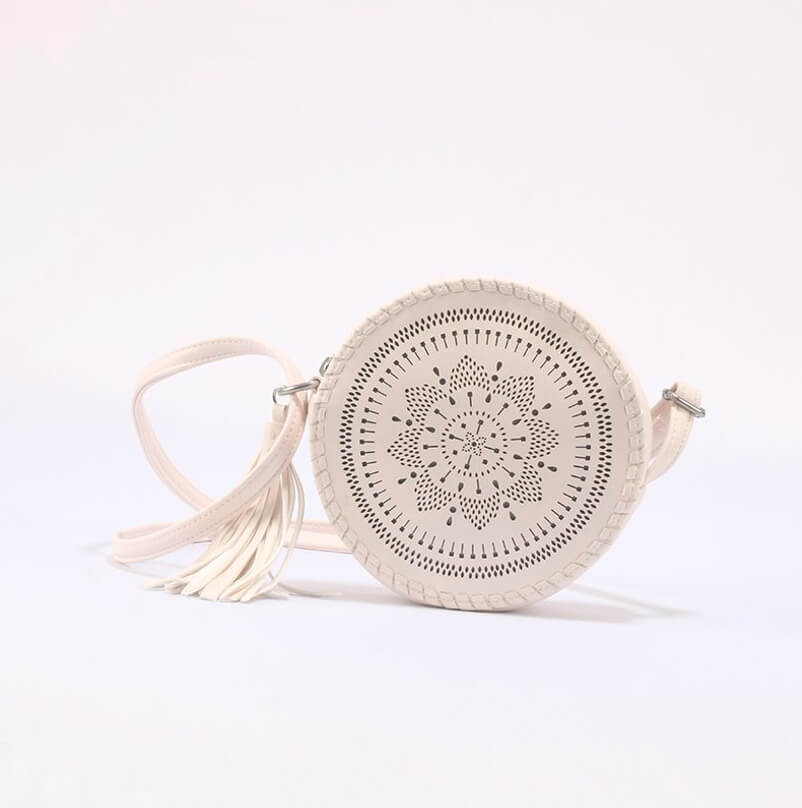 白色斜背包,飾有流蘇。