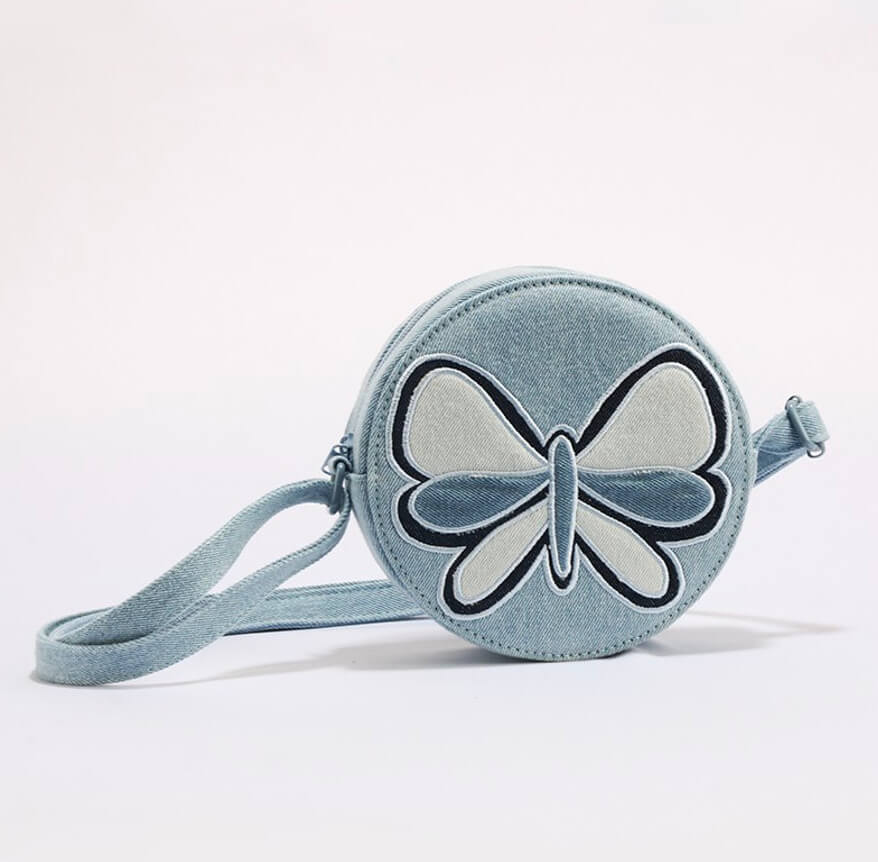 藍色蝴蝶斜背包,上面有一隻白色蝴蝶。