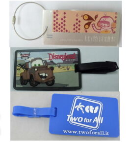 一個行李牌和一個上面有汽車的行李牌。