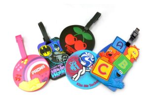 四個行李牌,上面寫著不同的字元。