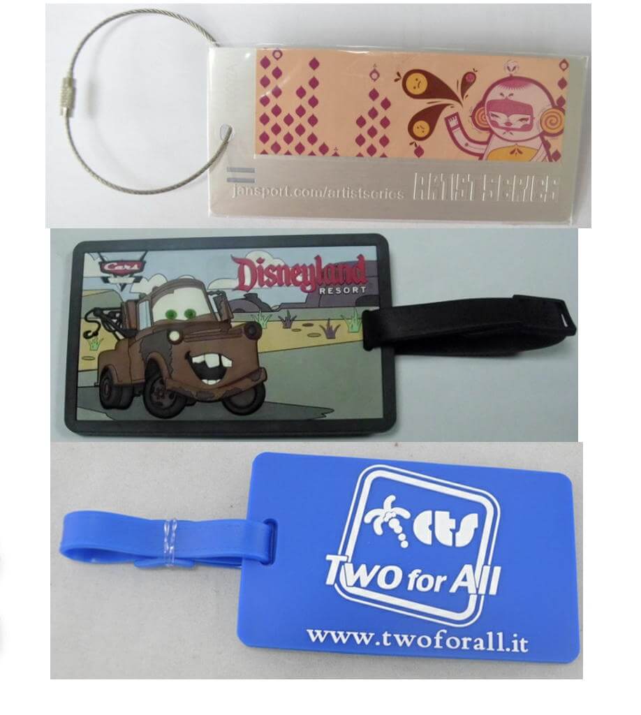 一個行李牌和一個上面有汽車的行李牌。