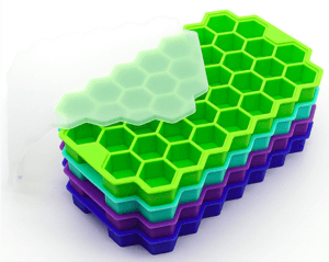 一堆塑膠冰塊托盤。