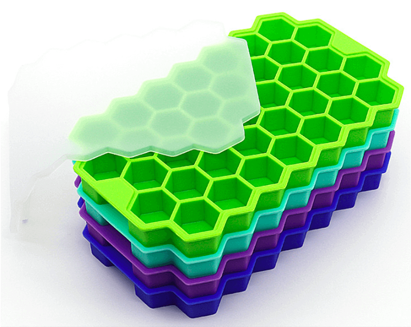 一堆塑膠冰塊托盤。