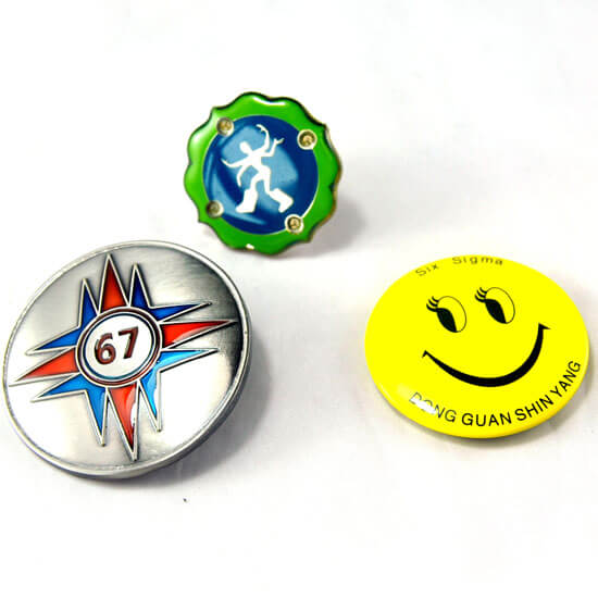 一組帶有笑臉的別針。