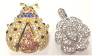 一隻瓢蟲和一朵鑲有鑽石的花。