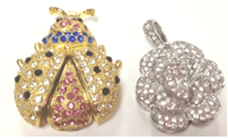 一隻瓢蟲和一朵鑲有鑽石的花。