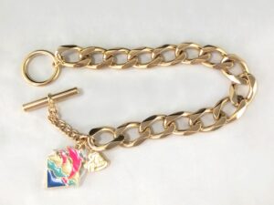 帶有心形吊飾的金鍊手鍊。