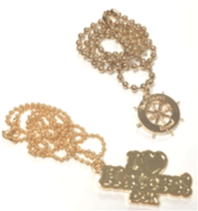 兩條鍍金項鍊，上面有一顆心。