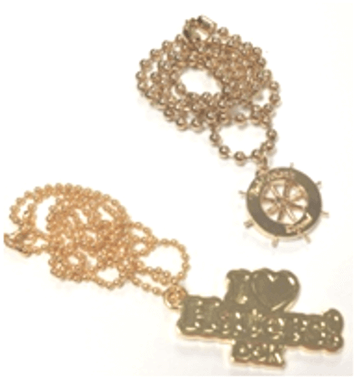 兩條鍍金項鍊,上面有一顆心。