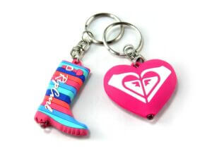 兩個帶有心形和靴子的鑰匙圈。