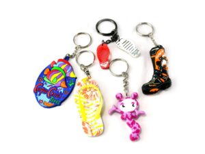 一組彩色鑰匙扣，上面有一雙鞋子和一隻長頸鹿。