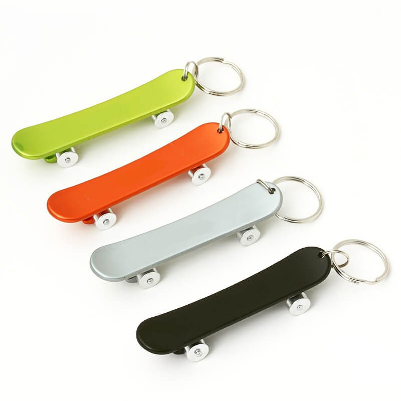 白色背景上的四個不同顏色的滑板鑰匙圈。