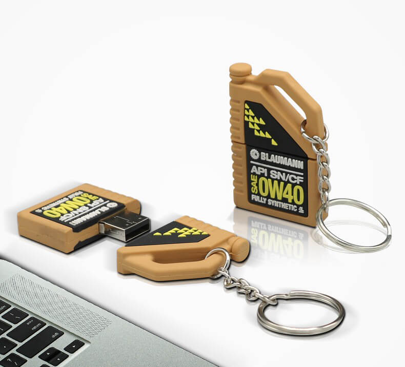 筆記型電腦旁邊有一個帶有燃料罐的 USB 鑰匙。