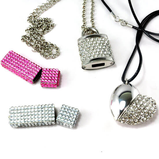 各種有水鑽的項鍊。