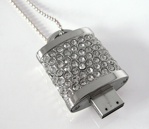 一個銀色的 USB 驅動器，上面附有一條鍊子。