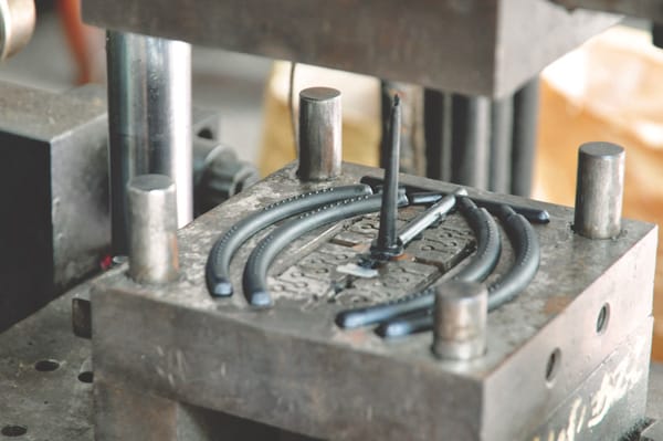 一台機器被用來製造一塊金屬。